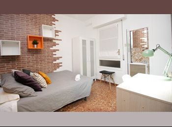 Roomgo ES - RH3-R3 ¡Habitación en el centro de Barcelona con servicio de limpieza en las zonas comunes incluido!, Eixample - 880 € por mes
