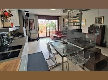 Roomgo ES - Alquilo habitación individual en increíble ático dúplex en Esplugues (al lado del parque). TODO INCL, Esplugues - 600 € por mes