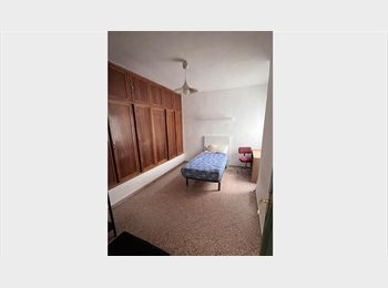 Roomgo ES - Habitación en piso céntrico en el barrio del Boquerón, Granada - 275 € por mes