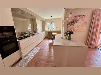 Appartager LU - Magnifique Chambre à louer avec salle de bain  privée dans belle maison  jardin plan d'eau  - à 1, Mersch - 1.150 € / Mois