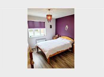 Roomgo UK - Safe, calm double room in clean home - for women, Uxbridge - £900 pcm