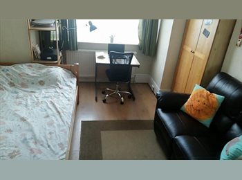 Roomgo UK - Big double room in the clean house with a garden, Tottenham Hale - £650 pcm
