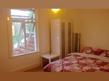 Roomgo UK - Large double room for rent bills included house with garden, Woodside - £700 pcm