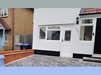 Roomgo UK - En-suite studio, Preston - £950 pcm