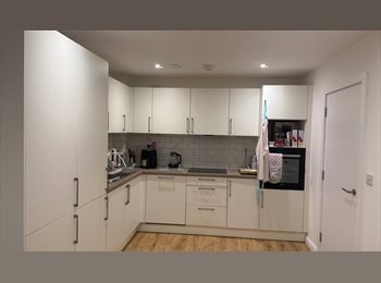 Roomgo UK - Big Double room in Feltham, Feltham - £850 pcm