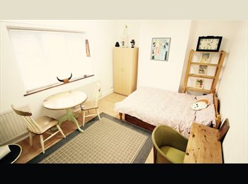 Roomgo UK - Massive triple size room. Only I flatmate. 10 mins to station. Includes council tax. Near to Stratfo, Upton - £730 pcm