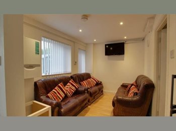 Roomgo UK - 3 Double Bedrooms available Furnished with Bed and Wardrobe, Basildon - £750 pcm