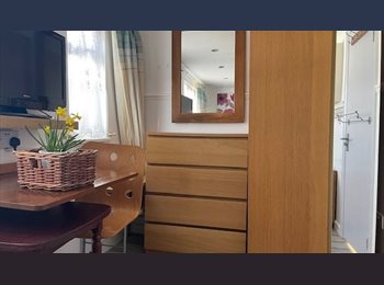 Roomgo UK - Comfortable double room with private kitchen, Forest Gate - £190 pcm