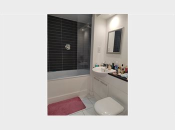 Roomgo UK - Beautiful ensuite near Canary Wharf, Poplar - £1,350 pcm