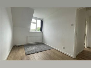 Roomgo UK - One Bedroom Room to Rent – £600 PCM, Bills Included – TW13 Hanworth/Feltham, Hanworth - £600 pcm