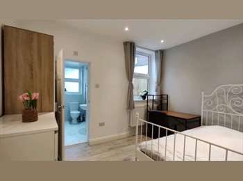 Roomgo UK - Room en-suite to rent £750 All bills Included, Lenton - £750 pcm