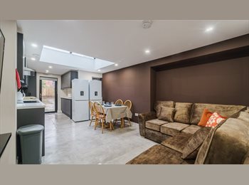 Roomgo UK - 5 Bed Ensuites Double Rooms for Single Occupation ONLY @ CV1 2AX, Upper Stoke - £545 pcm