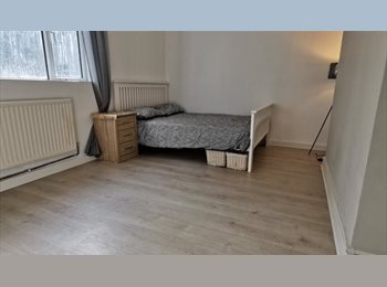 Roomgo UK - Spacious Double Bed on Kingston Hill all bills incl., Norbiton - £850 pcm