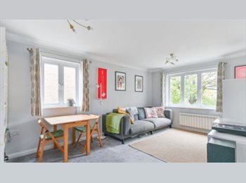 Roomgo UK - Spacious Double Room – Female Professional Only – All Bills Included – Ready to Move In, Waddon - £750 pcm