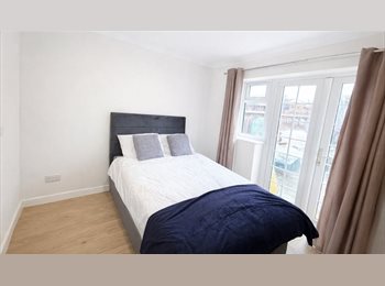 Roomgo UK - TWO Double ensuite room located on Manor Avenue, Hounslow West., Cranford - £925 pcm
