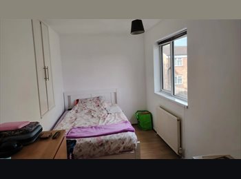 Roomgo UK - Top floor ensuite in 5 bedroom house, Stevenage - £575 pcm