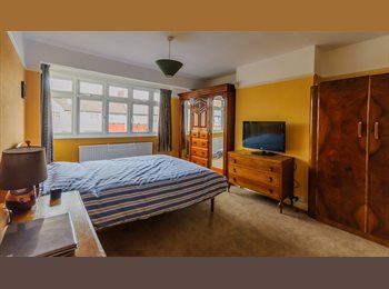 Roomgo UK - Large double room & bathroom, pleasant home (INC), Merton Park - £875 pcm