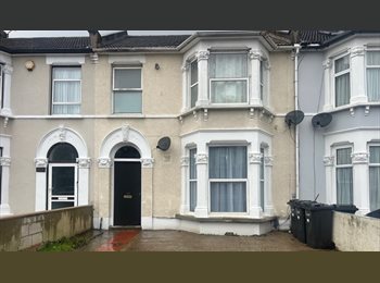 Roomgo UK - Self contained studio flat, Seven Kings - £1,050 pcm