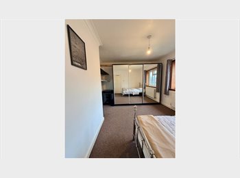Roomgo UK - Large furnished room in a quiet friendly house., Earlsfield - £1,250 pcm