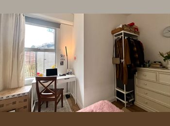 Roomgo UK - Spacious room with WFH: Easy Northern Line access, Brent Cross - £1,000 pcm