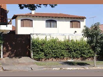 Roomgo BR - SUITE ACONCHEGANTE COM AR CONDICIONADOEM CASA FAMILIAR, Campo Grande - R$ 1.200 Por mês