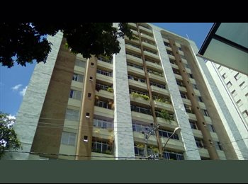 Roomgo BR - Quarto de solteiro: cama, criado-mudo, mesa de estudos, prateleira de livros, armário  embutido e fr, Belo Horizonte - R$ 1.600 Por mês