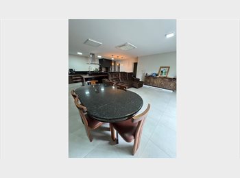 Roomgo BR - Suíte no juvevê para mulheres, Curitiba - R$ 2.200 Por mês