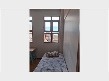 Roomgo BR - Quarto Mobiliado CH, Porto Alegre - R$ 1.300 Por mês
