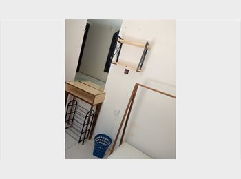 Roomgo BR - aluga se quarto para mulheres, Curitiba - R$ 700 Por mês