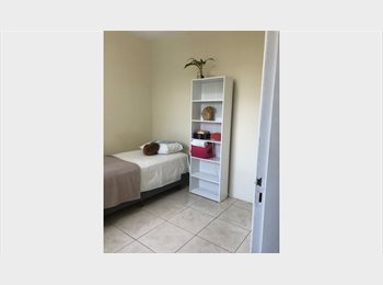 Roomgo BR - Quarto acolhedor perto da praia, Florianópolis - R$ 1.550 Por mês