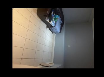 Roomgo CA - Room for rent $750 a month  Private bathroom everything included, Laval - $750 pcm