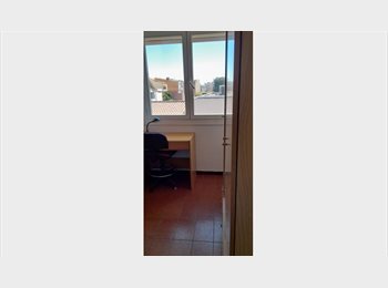 Roomgo ES - Habitacion con mucho sol en piso estudiantes, Cornellà de Llobregat - 575 € por mes