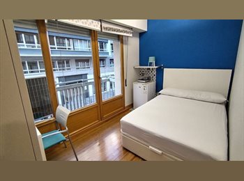 Roomgo ES - Alquilo habitación con balcón exterior y amueblada en el Centro de Vitoria-Gasteiz., Vitoria-gasteiz - 390 € por mes