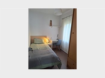 Roomgo ES - SOLO CHICAS: Habitación con LLAVE y A/C (Habitación D), Gerona - 310 € por mes