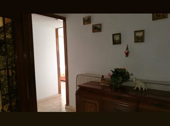 Roomgo ES - Alquilo habitación a chica 365€ con internet, comunidad y agua incluida, Malaga - 365 € por mes