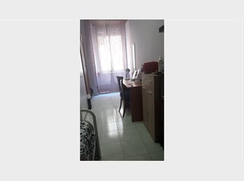 Roomgo IT - Camera a Piazza Nicola Amore, Napoli - 300 € al mese