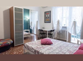 Roomgo IT - Stanza con letto matrimoniale e balcone adiacente Metro A Giulio Agricola - Lucio Sestio [#S3], Don Bosco-Cinecitta' - 605 € al mese