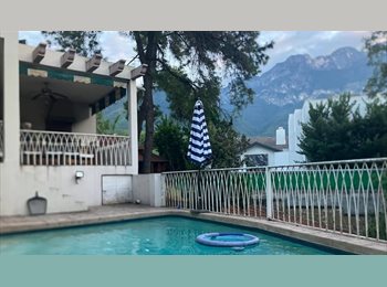 Roomgo MX - Suite principal amueblada con baño y walk-in closet | Zona Sierra Madre, Monterrey - MX$15,000 por mes