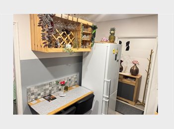 Roomgo PT - Espaço Acolhedor e Confortável para Pessoa ou Casal, Porto - 390 € Por mês