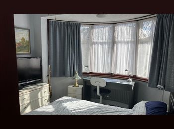 Roomgo UK - bedroom, Longlands - £800 pcm