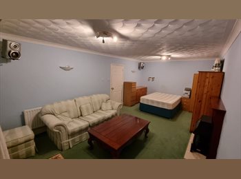 Roomgo UK - Double Room with Lounge in lovely house £850pcm, Milton Keynes - £850 pcm
