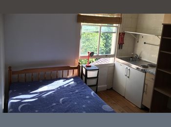 Roomgo UK - Self-contained studio flat with excellent transport links to let in Holloway, London N7., Highbury - £1,250 pcm