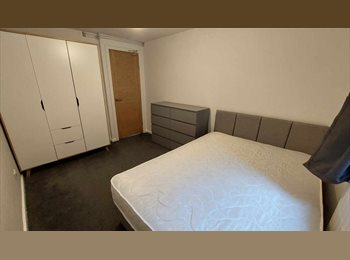 Roomgo UK - Large Bedroom, Billing Park - £500 pcm
