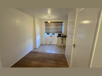 Roomgo UK - Ground floor 1 bedroom flat with a front garden to let located in Hackney, London E9., Homerton - £1,650 pcm