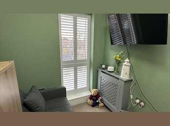 Roomgo UK - Room to rent in quiet street, Reading - £650 pcm
