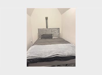 Roomgo UK - looking to share with female friends, Gorton - £450 pcm