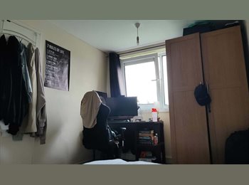 Roomgo UK - Spacious Double Room in Friendly 3-Bedroom Flat, Millbrook, Southampton, Lordshill - £450 pcm