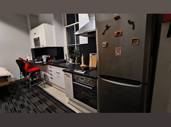 Roomgo UK - Central studio flat available!, Old Town - £1,320 pcm