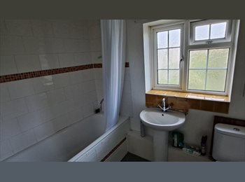 Roomgo UK - Lovely room available in 3 bed house with garden, New Eltham - £700 pcm