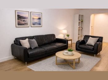 Roomgo UK - Nice & sunny Double room in beautiful home, Longlands - £850 pcm